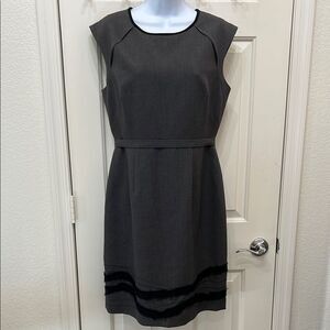 Tahari Gray And Black Sheath Midi Dress Scoop Neck Sleeveless US Size 10 Lined